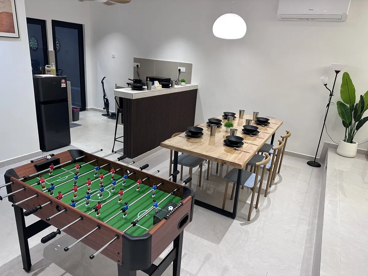 Dining and living area for group gatherings