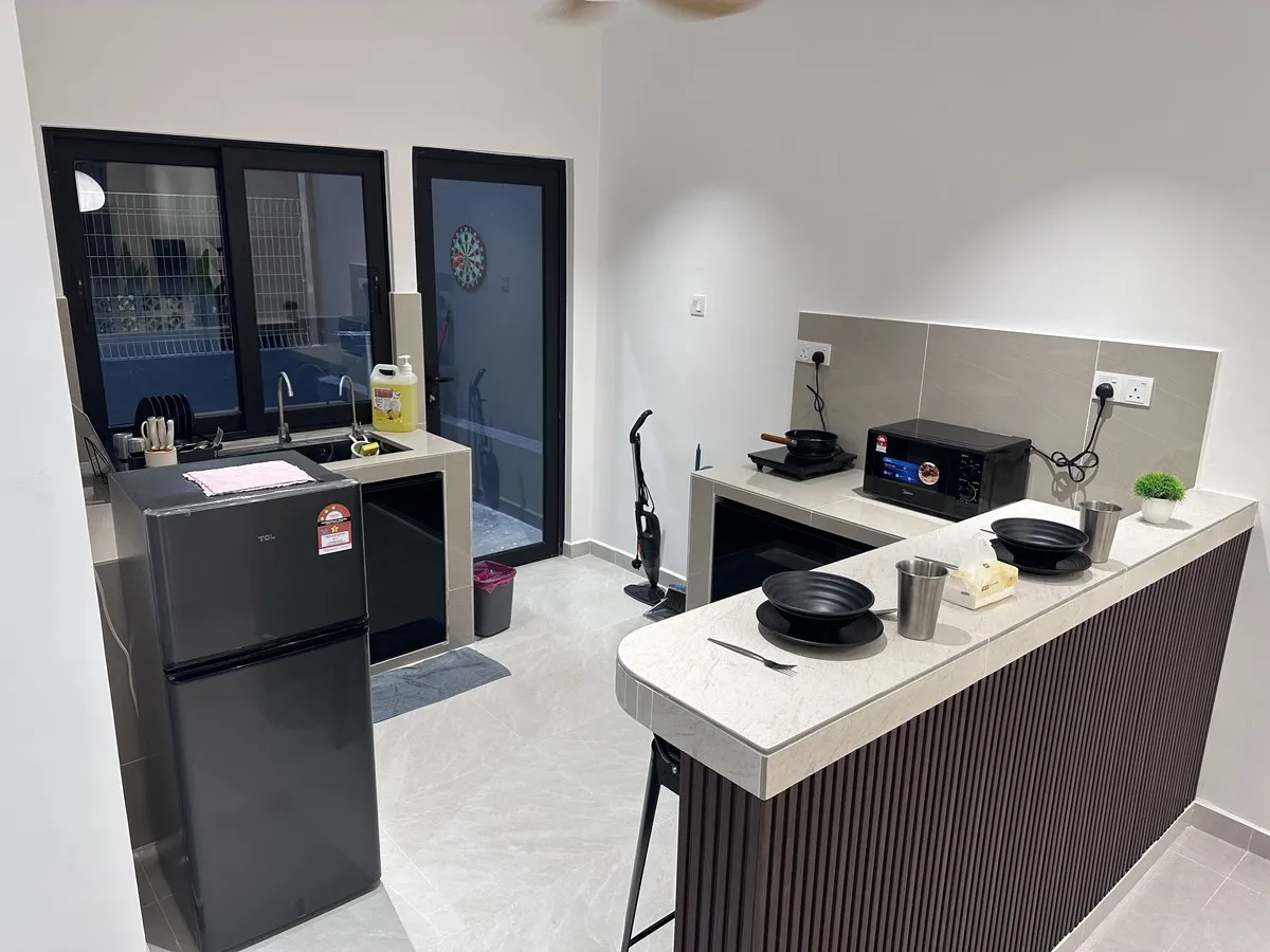 Kitchen with breakfast counter and appliances
