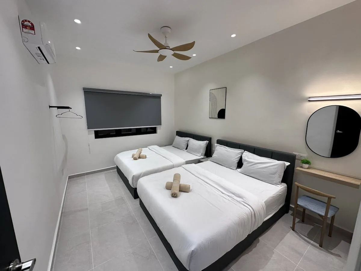 Bedroom 3 with two queen beds