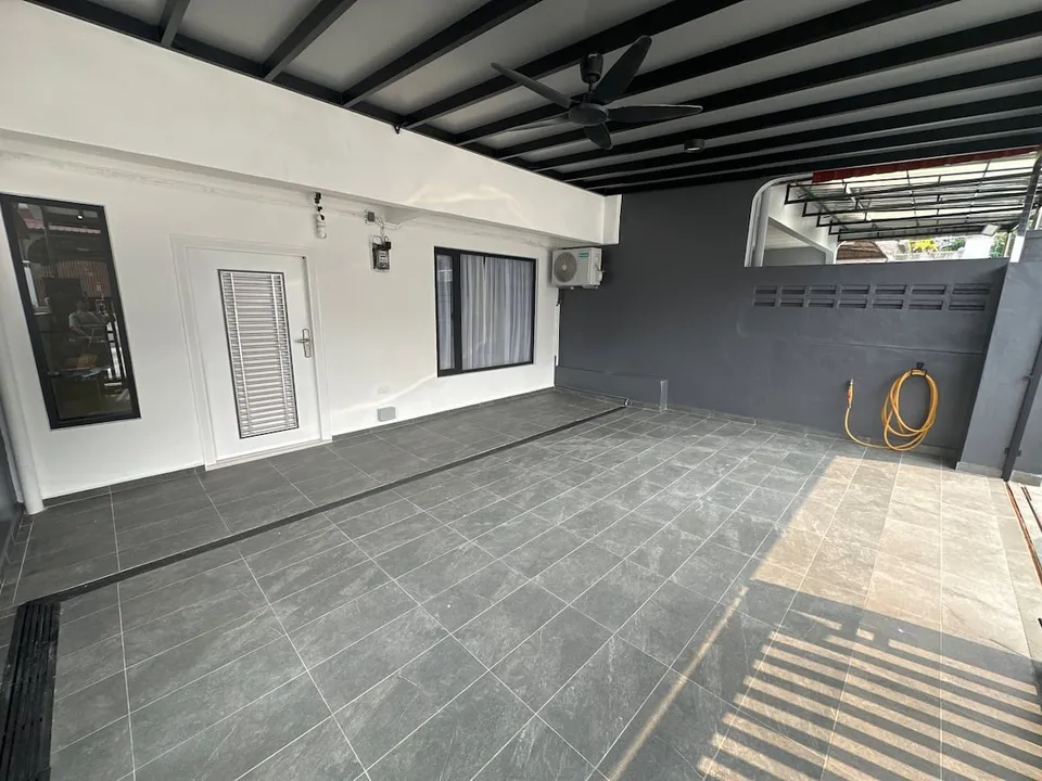Exterior & parking at Landak Kawan Fun House, view 1