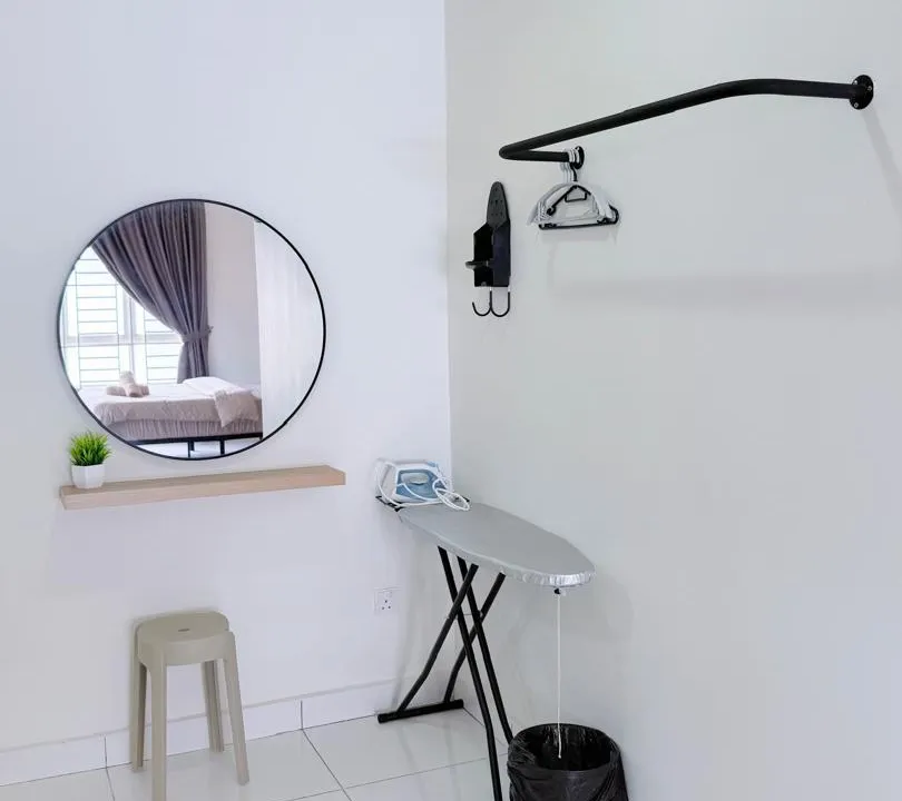 Fifth bedroom with a single or compact bed and simple furnishings